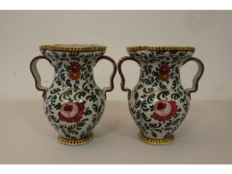 PAIRE DE VASES à deux anses, en faïence émaillée...