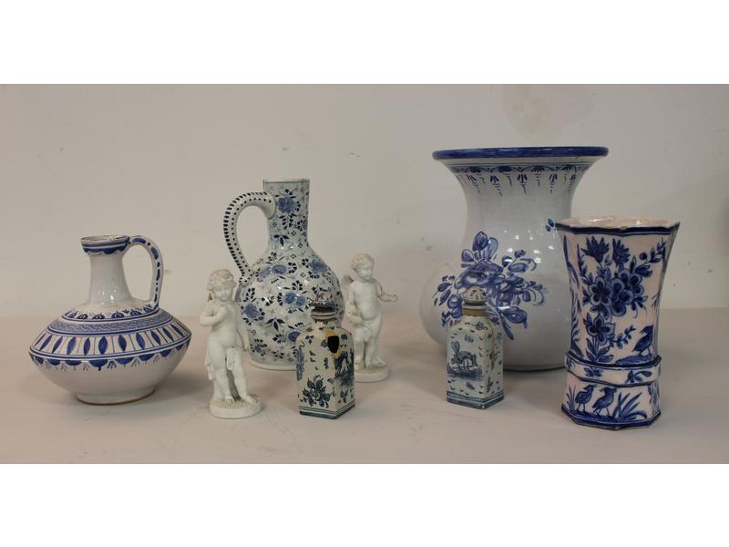 LOT DE FAÏENCES émaillées à décor blanc-bleu...