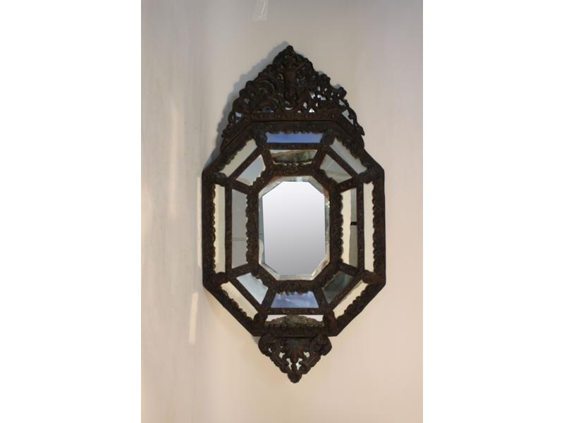 MIROIR octogonal à pans à décor en cuivre...