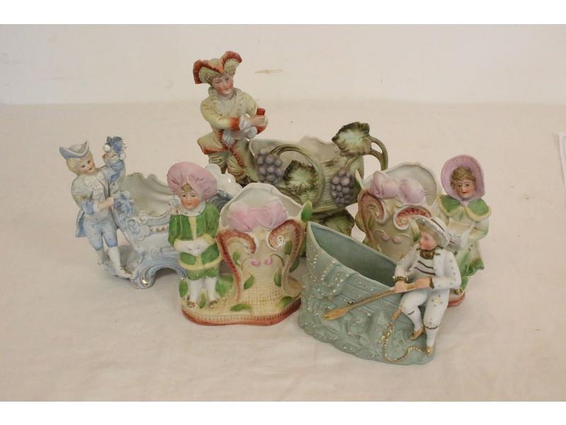 LOT DE CINQ PETITS VASES en biscuit polychrome...