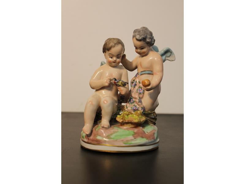 GROUPE en porcelaine émaillé polychrome,...