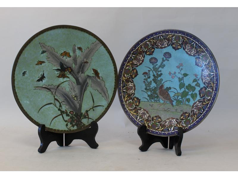 DEUX ASSIETTES en émaux cloisonnés, dans...
