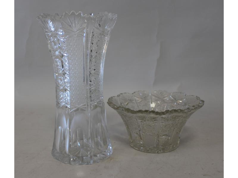 VASE diabolo et COUPE en cristal taillé.