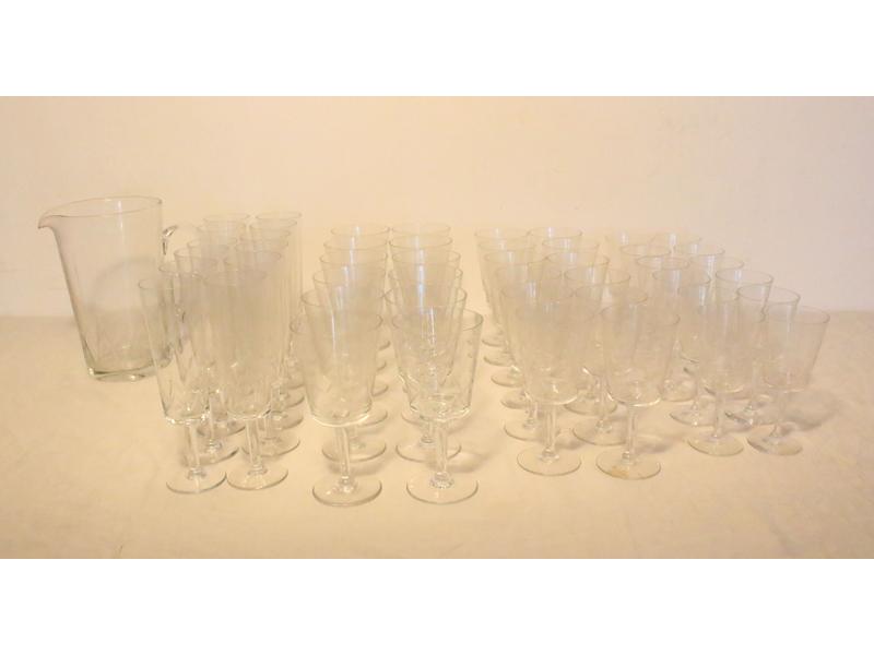 SERVICE DE VERRES à pieds en cristal gravé,...