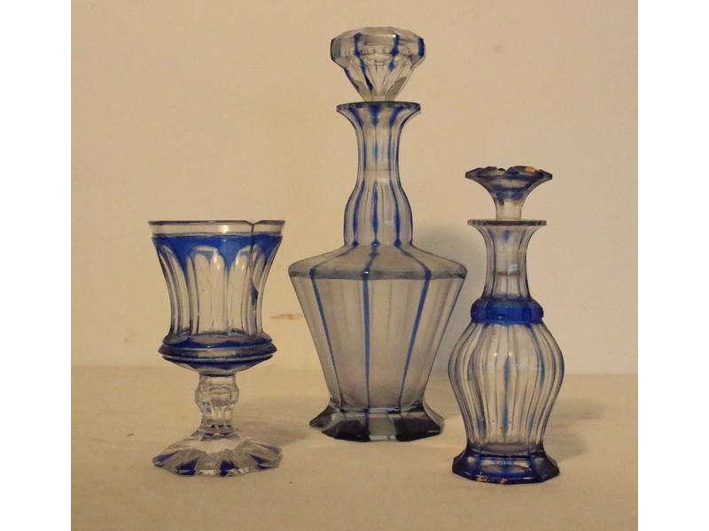 DEUX CARAFONS et UN VERRE A PIED en cristal...