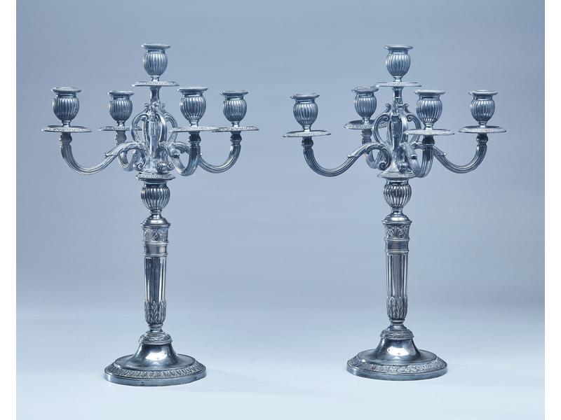PAIRE DE CANDELABRES en métal argenté à cinq...