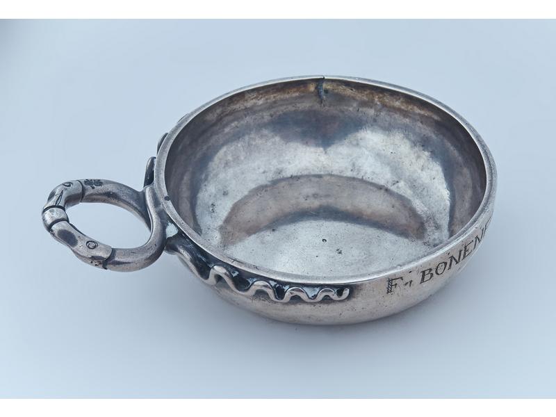TASSE A VIN en argent uni, l'anse serpent...