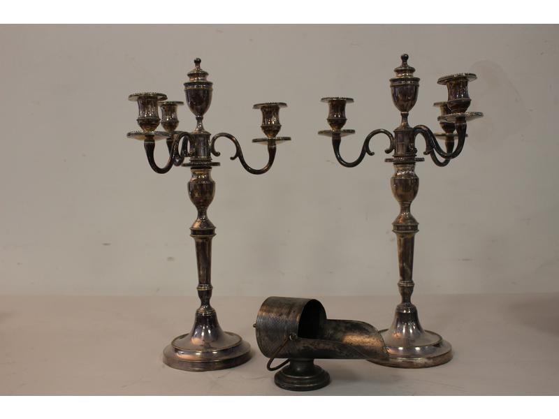 PAIRE DE CANDELABRES en métal argenté à trois...