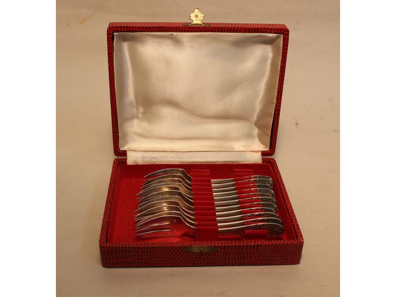 COFFRET ROUGE comprenant 11 fourchettes à...