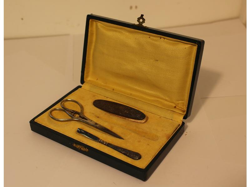 NECESSAIRE A MANUCURE en métal argenté, modèle...