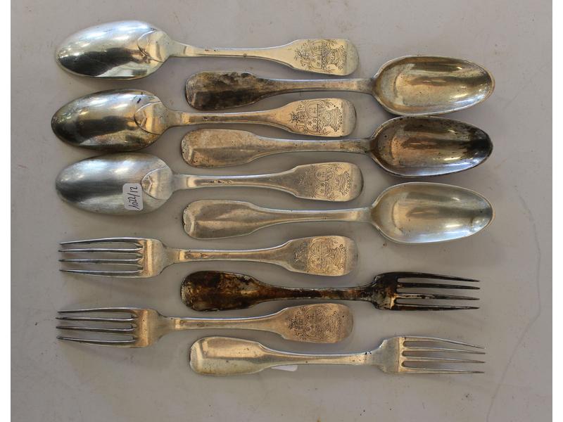 SEPT CUILLERES ET ONZE FOURCHETTES en argent,...