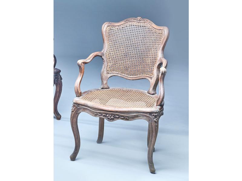 FAUTEUIL canné à dossier violoné en hêtre...
