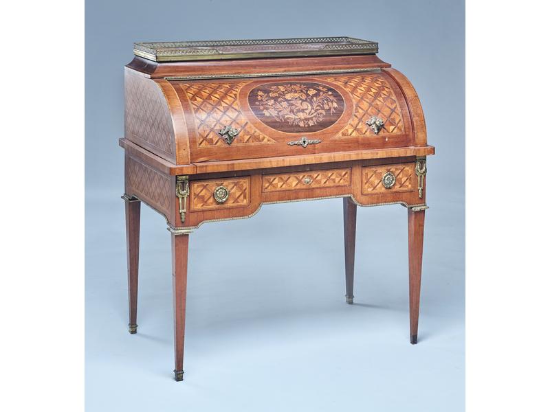 BUREAU à cylindre en marqueterie de croisillons...