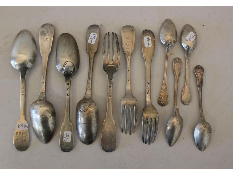ENSEMBLE DE COUVERTS en argent dépareillée,...