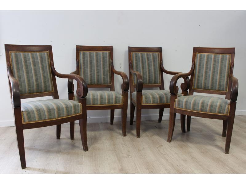 SUITE DE QUATRE FAUTEUILS en acajou et placage...