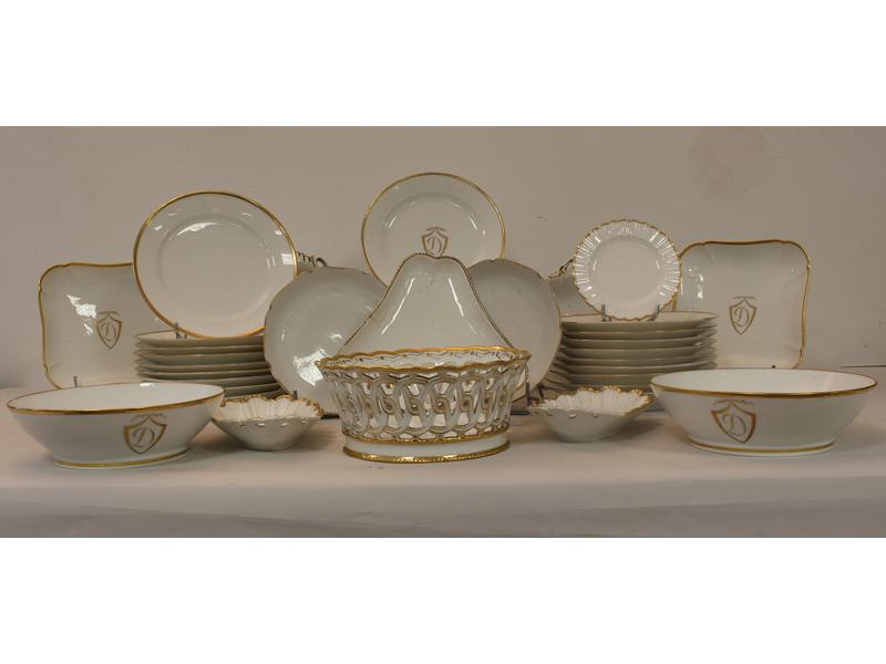 PARTIE DE SERVICE en porcelaine blanche à...