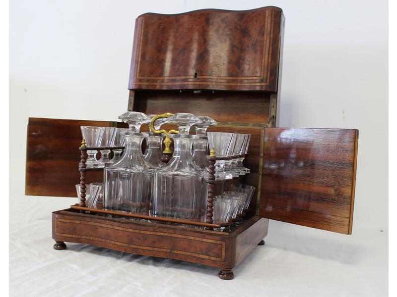 CAVE A LIQUEUR en plaquage d'érable et marqueterie,...