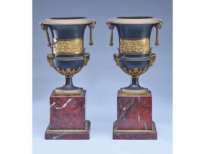 PAIRE DE VASES de forme balustre en bronze...