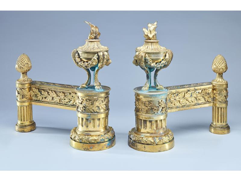 PAIRE DE GRANDS CHENETS en bronze doré à...