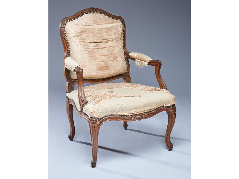 FAUTEUIL à dossier plat violoné en hêtre...