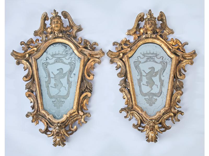 PAIRE DE MIROIRS de forme chantournée gravés...