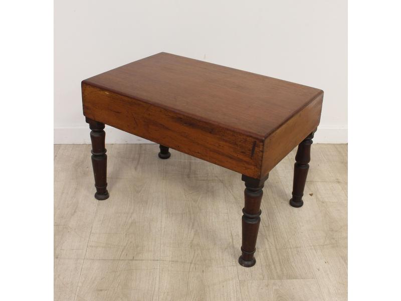 TABOURET D'AISANCE de forme rectangulaire...
