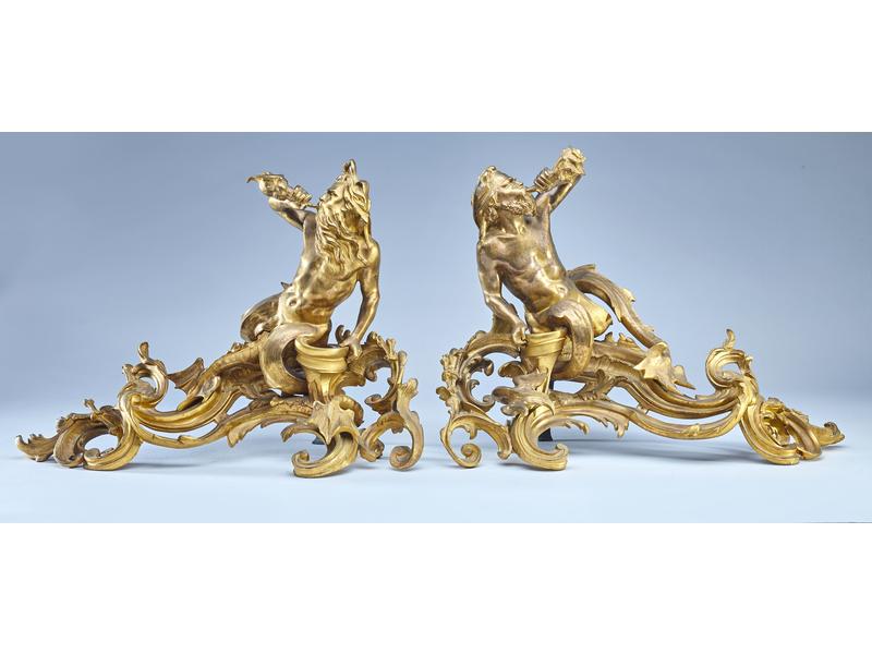PAIRE DE GRANDS CHENETS dits au Triton, en...