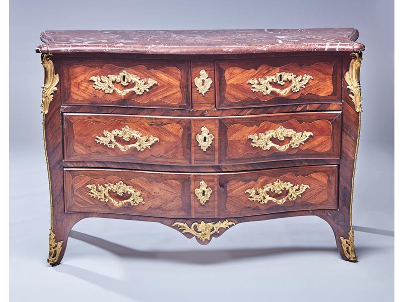COMMODE galbée toutes faces en placage de...