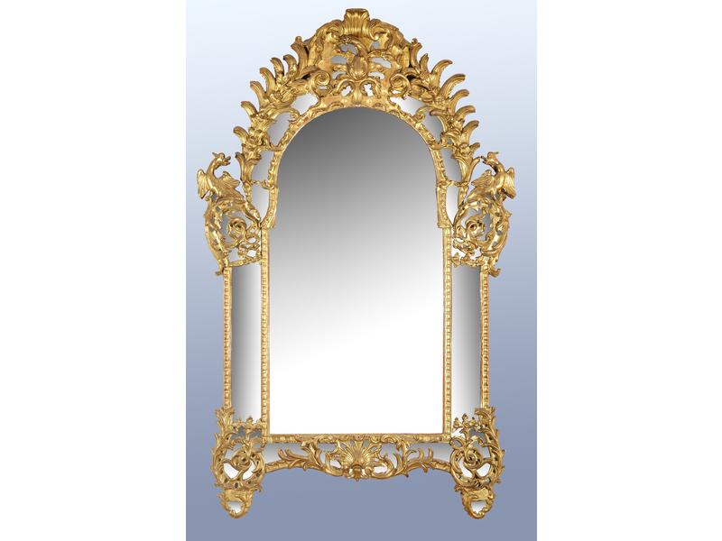 GRAND MIROIR à parecloses dans un encadrement...
