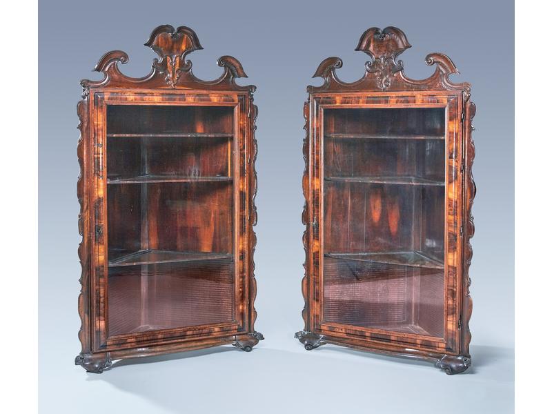 PAIRE DE GRANDES VITRINES D'ENCOIGNURE en...