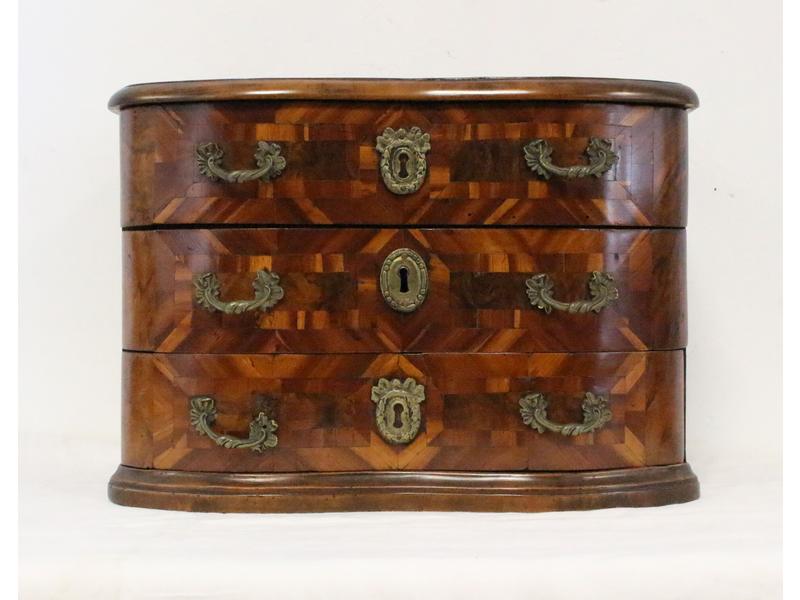 PETITE COMMODE DE MAÎTRISE à façade galbée,...