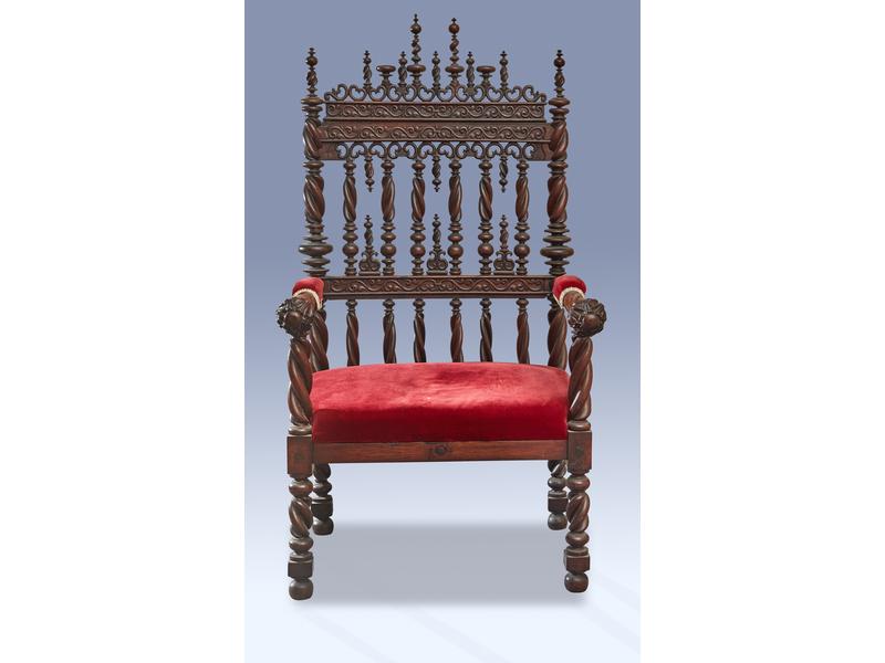 LARGE FAUTEUIL-TRÔNE en bois richement mouluré...