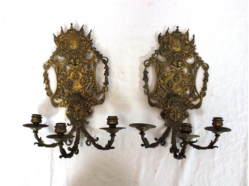 PAIRE D'APPLIQUES à trois bras de lumière...
