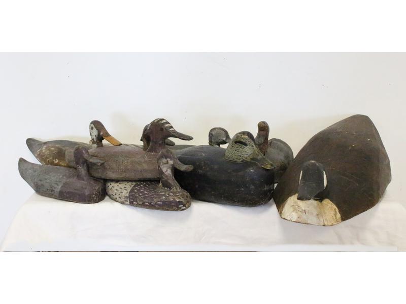 NEUF APPELANTS en bois sculpté et peint en...