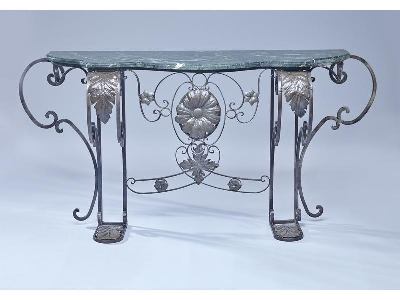 GRANDE CONSOLE en fer forgé et tôle patinée,...