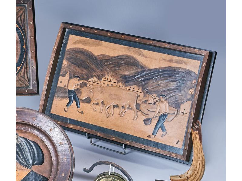 PLATEAU  à décor d'un panneau en bois sculpté...