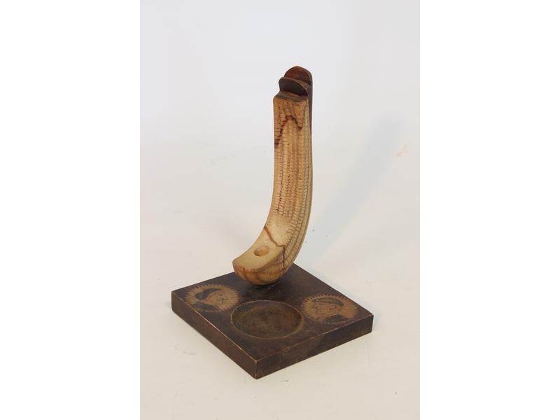 PORTE-STYLO en forme de chistera en bois...