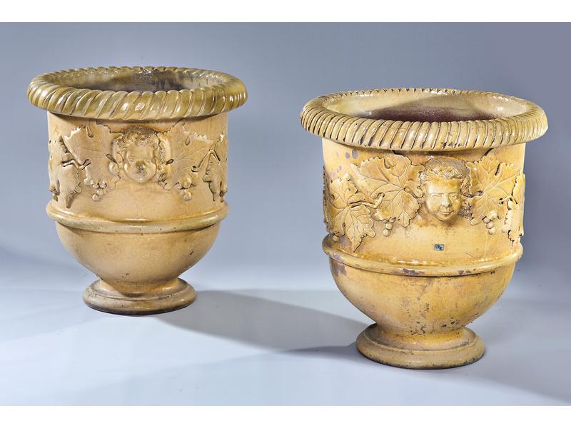 PAIRE D'IMPORTANTS VASES de jardin de forme...