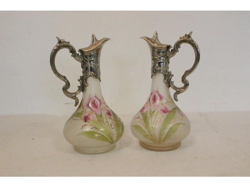 PAIRE D'AIGUIERES en verre émaillé à décor...