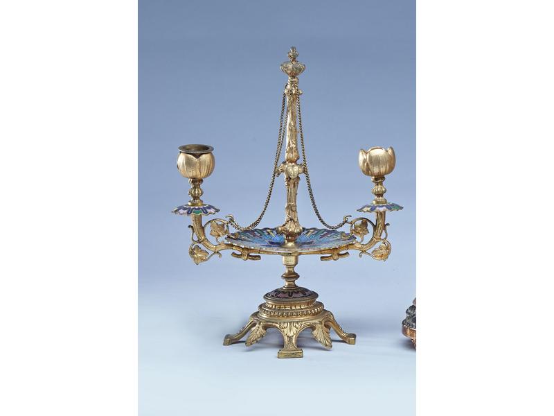 PAIRE DE BOUGEOIRS à deux lumières en bronze...