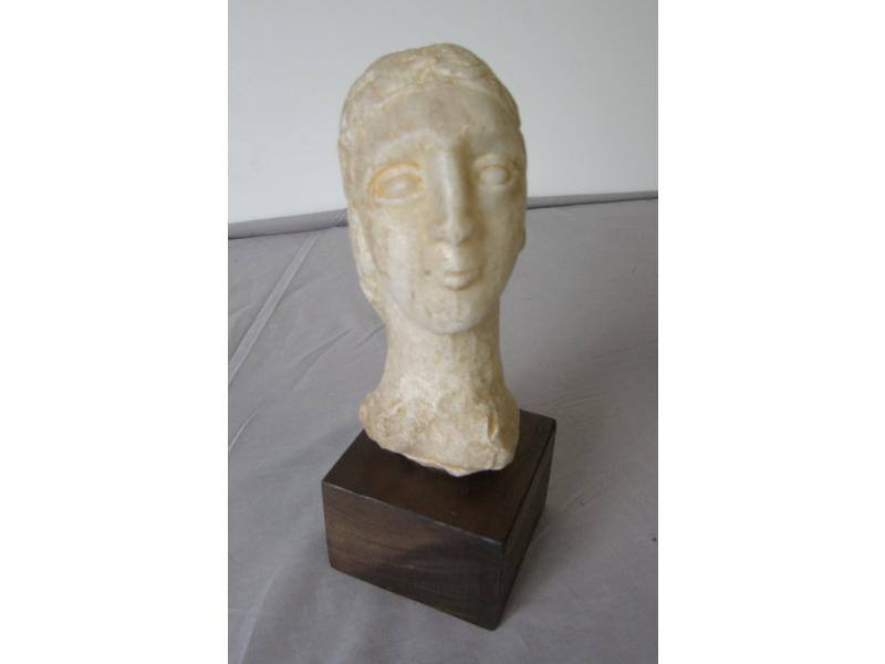 TÊTE DE FEMME en marbre sculpté, probablement...
