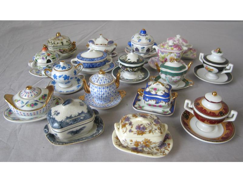 ENSEMBLE MINIATURE de 17 POTS COUVERTS sur...