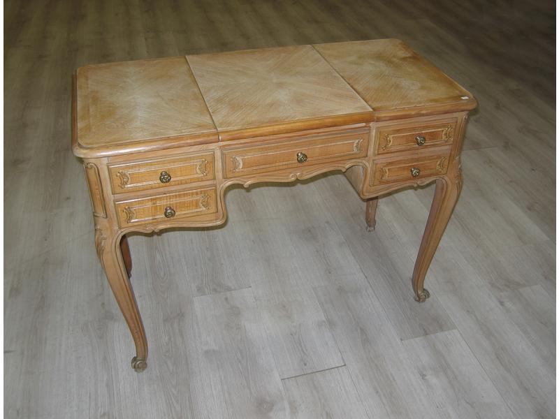 COIFFEUSE en chêne clair, style Louis XV...