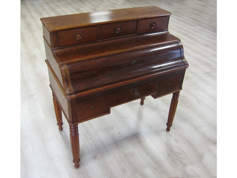 BUREAU A GRADIN en acajou et placage d'acajou,...