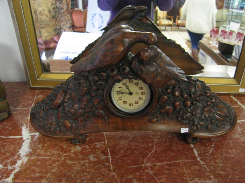HORLOGE en noyer sculpté à décor d'oiseaux...