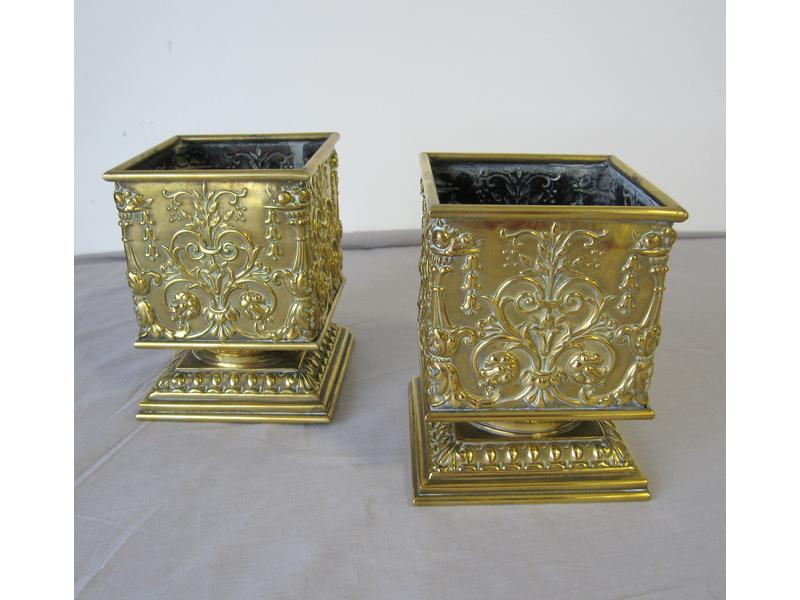 PAIRE DE CACHE-POTS carrés en laiton repoussé...