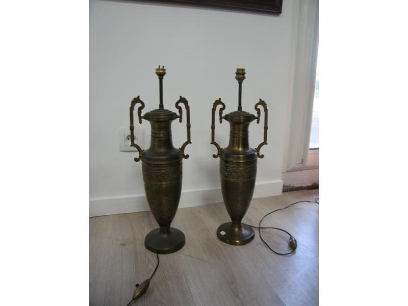 PAIRE DE VASES en laiton, à anses carrées,...