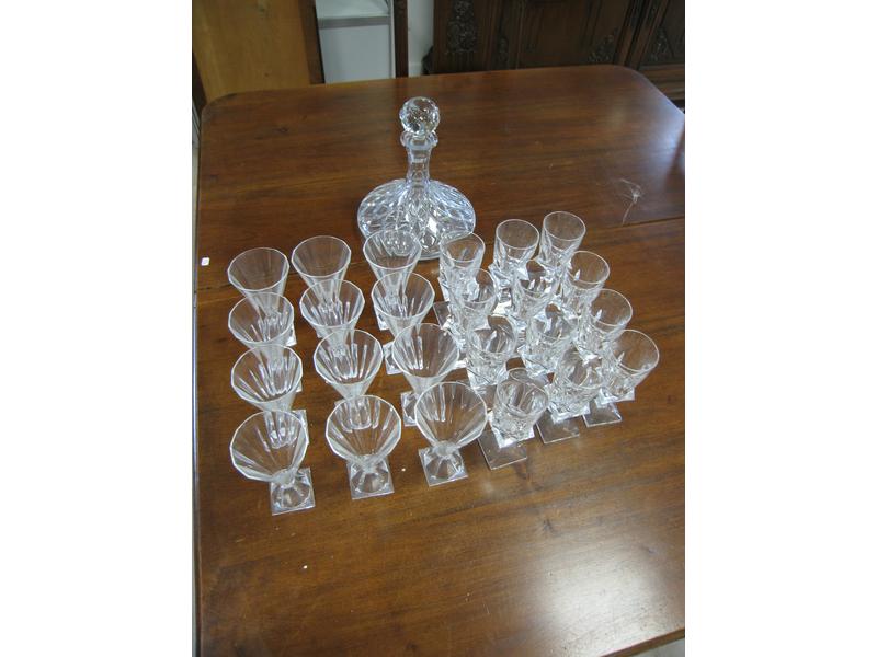 DOUZE VERRES A PIEDS en cristal à pans c...