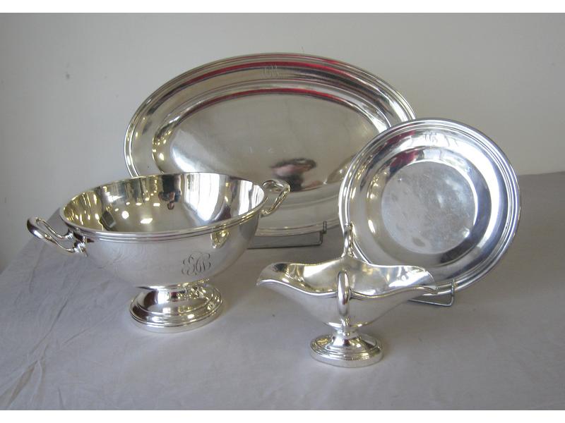 LOT EN METAL ARGENTE : saucière, coupe présentoir,...