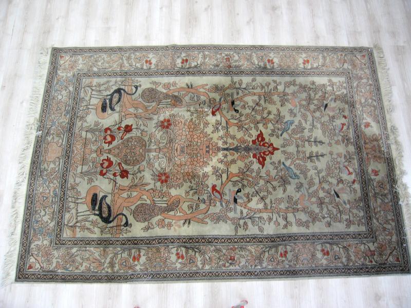 TAPIS EN LAINE à fond beige à décor rose...